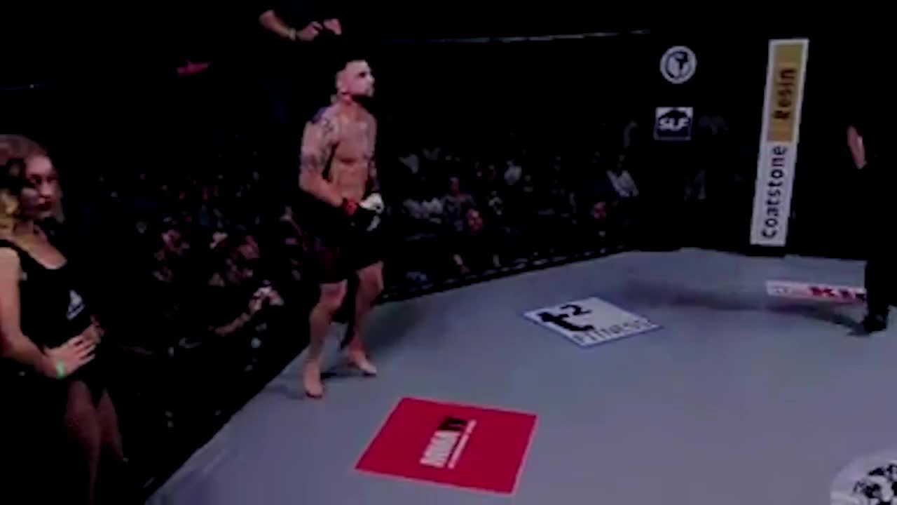 Giải trí - Clip: Cao thủ MMA dùng 1 cú đấm hạ knock out đối thủ trong 3 giây