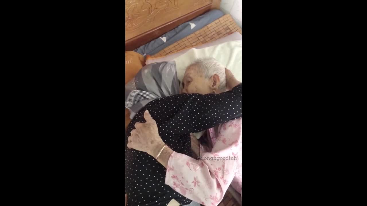 Cộng đồng mạng - Mẹ 105 tuổi bật khóc khi đoàn tụ con gái 84 tuổi sau 4 tháng xa cách