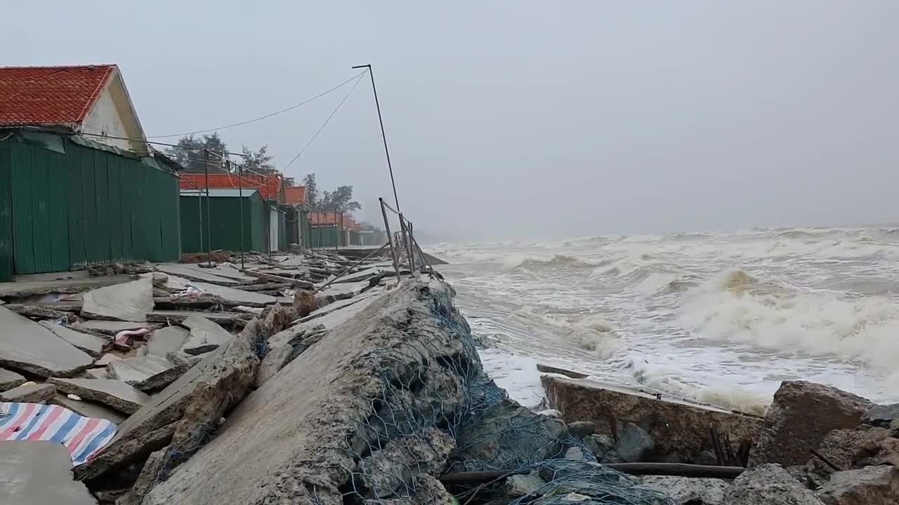 Dân sinh - Nghệ An: Cận cảnh hệ thống kè biển tan hoang, bê tông vỡ vụn sau bão