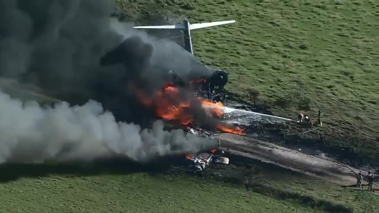 Thế giới - Clip: Máy bay bốc cháy ngùn ngụt, 21 hành khách thoát chết thần kỳ
