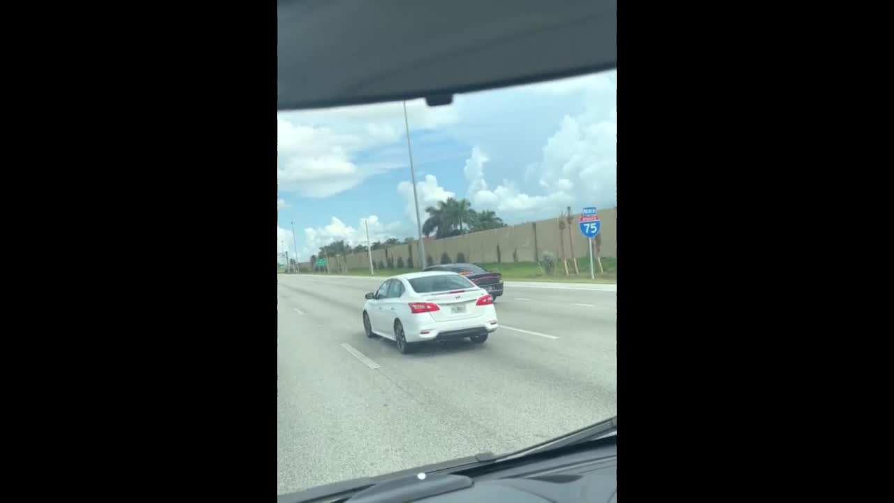 Mới- nóng - Clip: Bị rượt đuổi, người phụ nữ chạy trốn cảnh sát giữa cao tốc