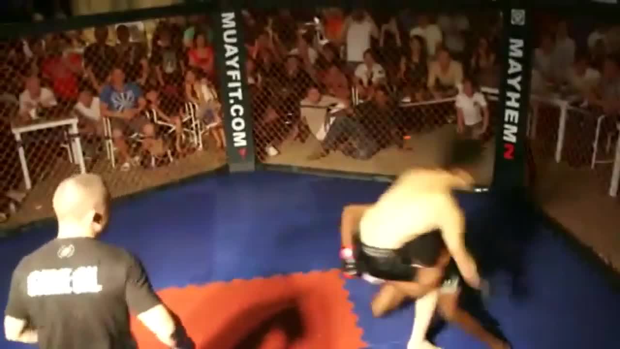 Giải trí - Clip: Võ sĩ MMA hạ gục cao thủ Vịnh Xuân Quyền trong 20 giây