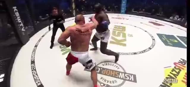 Giải trí - Clip: Võ sĩ MMA tung 'cú đấm thép' hạ gục gã khổng lồ trong 18 giây