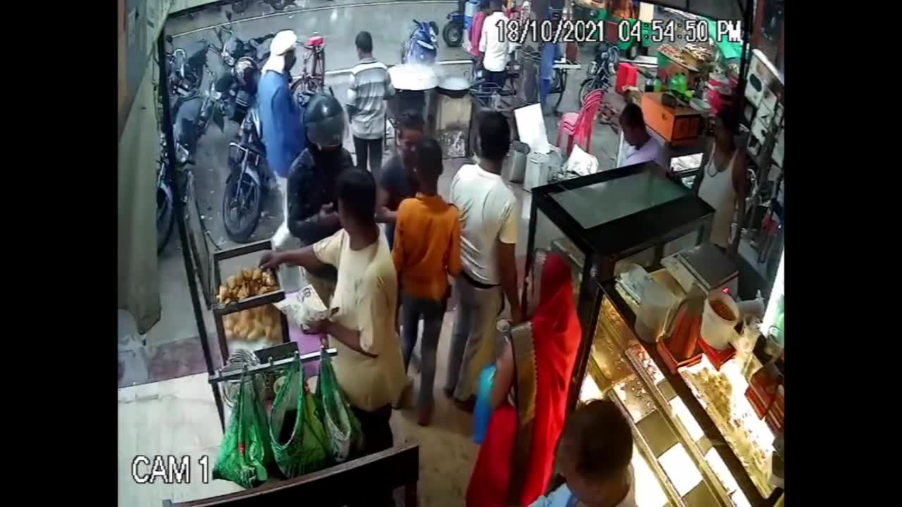 Mới- nóng - Clip: Đang đứng mua bánh, 10 người dân bị hố tử thần 'nuốt chửng'