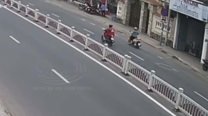 Mới- nóng - Clip: Khoảnh khắc ô tô mất lái, tông trúng hàng loạt xe máy ở Vũng Tàu