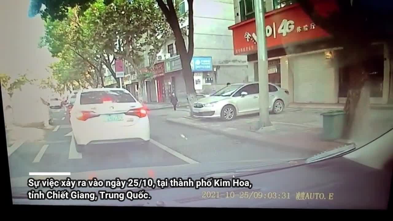 Mới- nóng - Clip: Ném rác xuống đường, tài xế bị nam thanh niên dạy cho bài học