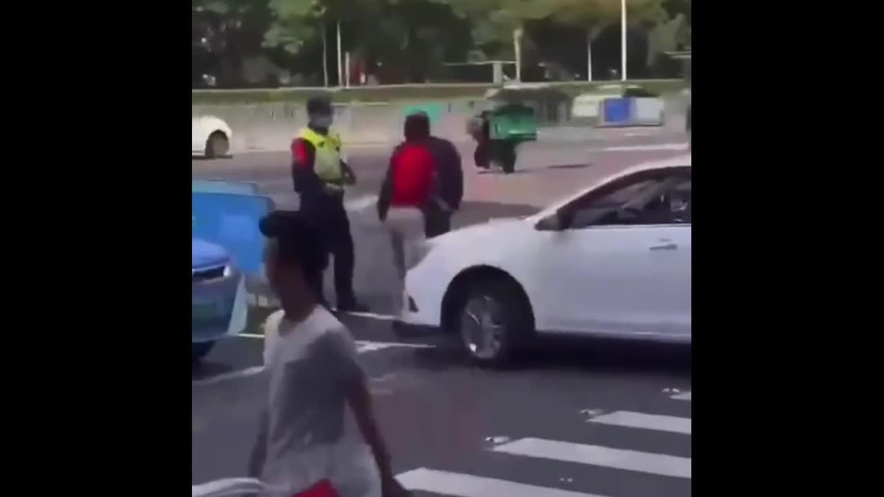 Giải trí - Clip: Va chạm, 2 người đàn ông 'đi đường quyền' trước mặt cảnh sát