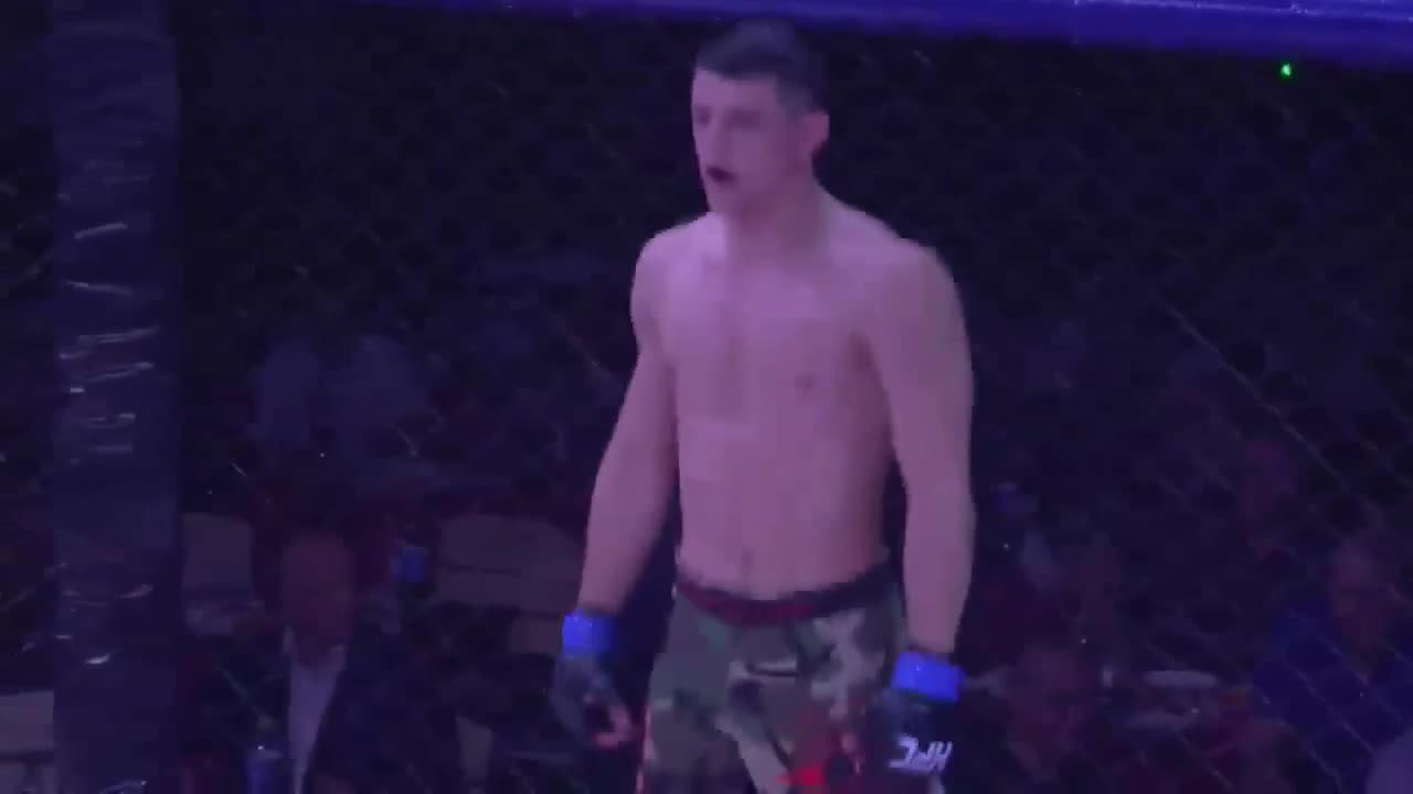 Giải trí - Clip: Tung một cú đấm, võ sĩ MMA khiến đối thủ bất tỉnh chỉ sau 3 giây
