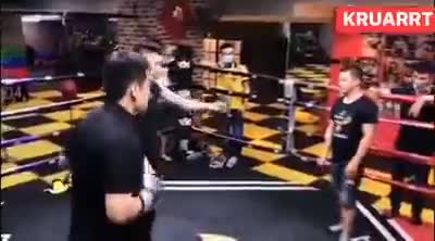 Giải trí - Clip: Võ sĩ boxing hạ gục môn đồ Vịnh Xuân bằng 1 cú đấm