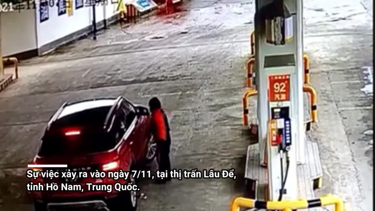Mới- nóng - Clip: Tài xế quỵt tiền xăng, kéo ngã nữ nhân viên khi bỏ chạy