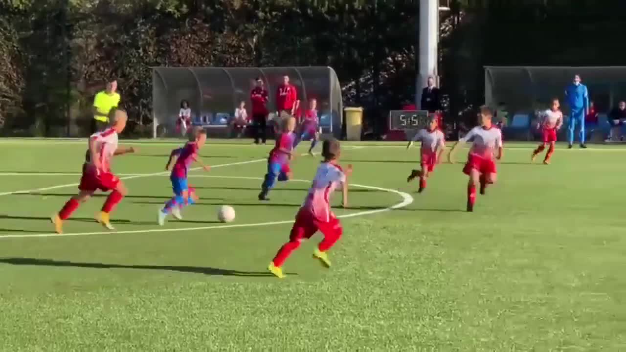 Giải trí - Clip: Đi bóng qua 5 cầu thủ, cậu bé 7 tuổi ghi bàn thắng cực độc