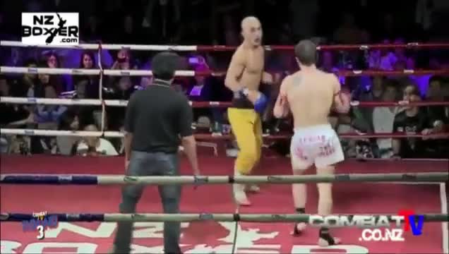 Giải trí - Clip: Cao thủ Thiếu Lâm gây sốc khi dùng mặt đỡ đòn đánh của võ sĩ MMA