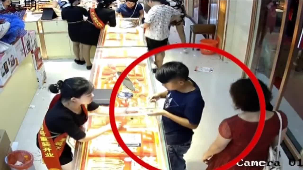 Mới- nóng - Clip: Nữ nhân viên phi thân qua tủ kính bắt tên cướp dây chuyền vàng