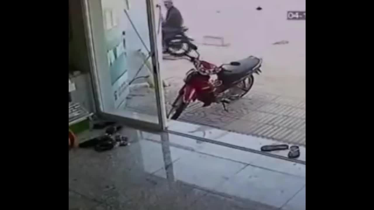 Mới- nóng - Clip: Chủ nhà tung cú đá song phi đạp tên trộm xe máy ngã sấp mặt