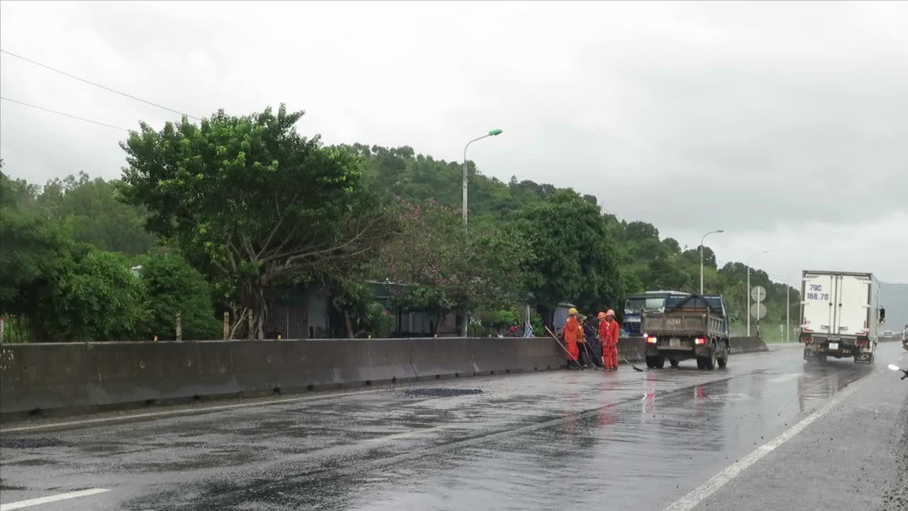 Dân sinh - Khánh Hòa đang tiến hành khắc phục hư hỏng trên quốc lộ 1 (Hình 8).