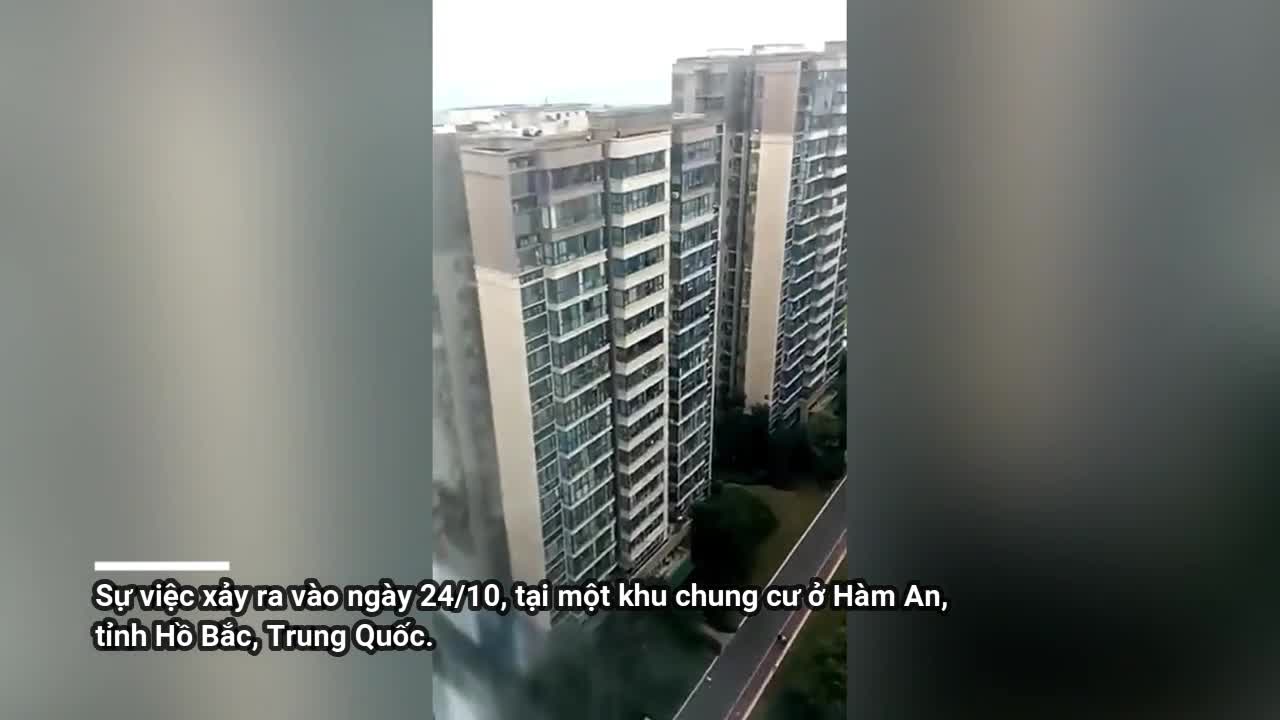 Mới- nóng - Clip: Sốc cảnh 2 bé trai hồn nhiên nhảy nhót trên nóc tòa nhà 22 tầng
