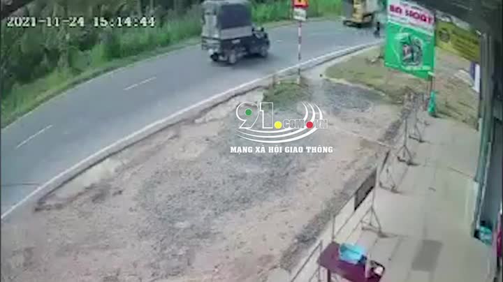 Mới- nóng - Clip: Kinh hoàng khoảnh khắc 2 xe tải đấu đầu trực diện ở Bến Tre