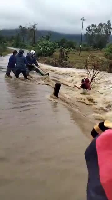 Dân sinh - Người phụ nữ thoát nạn hy hữu sau khi bị nước lũ cuốn trôi 