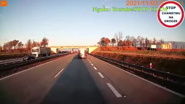 Mới- nóng - Clip: Tông trúng xe tải, xe bồn bị 'rụng đầu' trên đường cao tốc