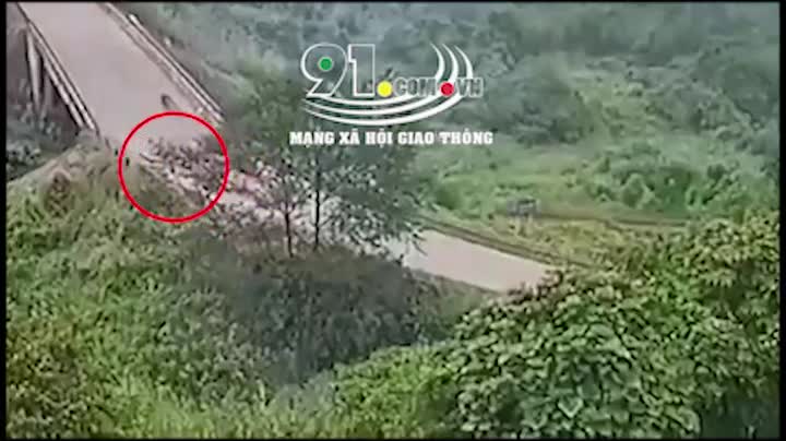 Mới- nóng - Clip: Tông vào lan can cầu, người đi xe máy rơi xuống vực ở Lào Cai