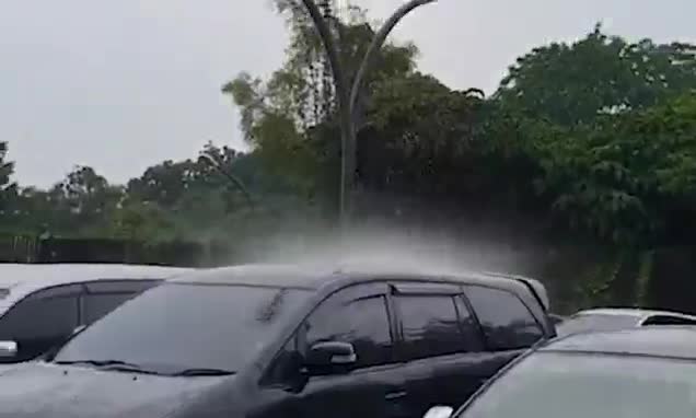Mới- nóng - Clip: Kỳ lạ mưa trút ầm ầm xuống đúng 1 chiếc ô tô trong bãi đỗ xe