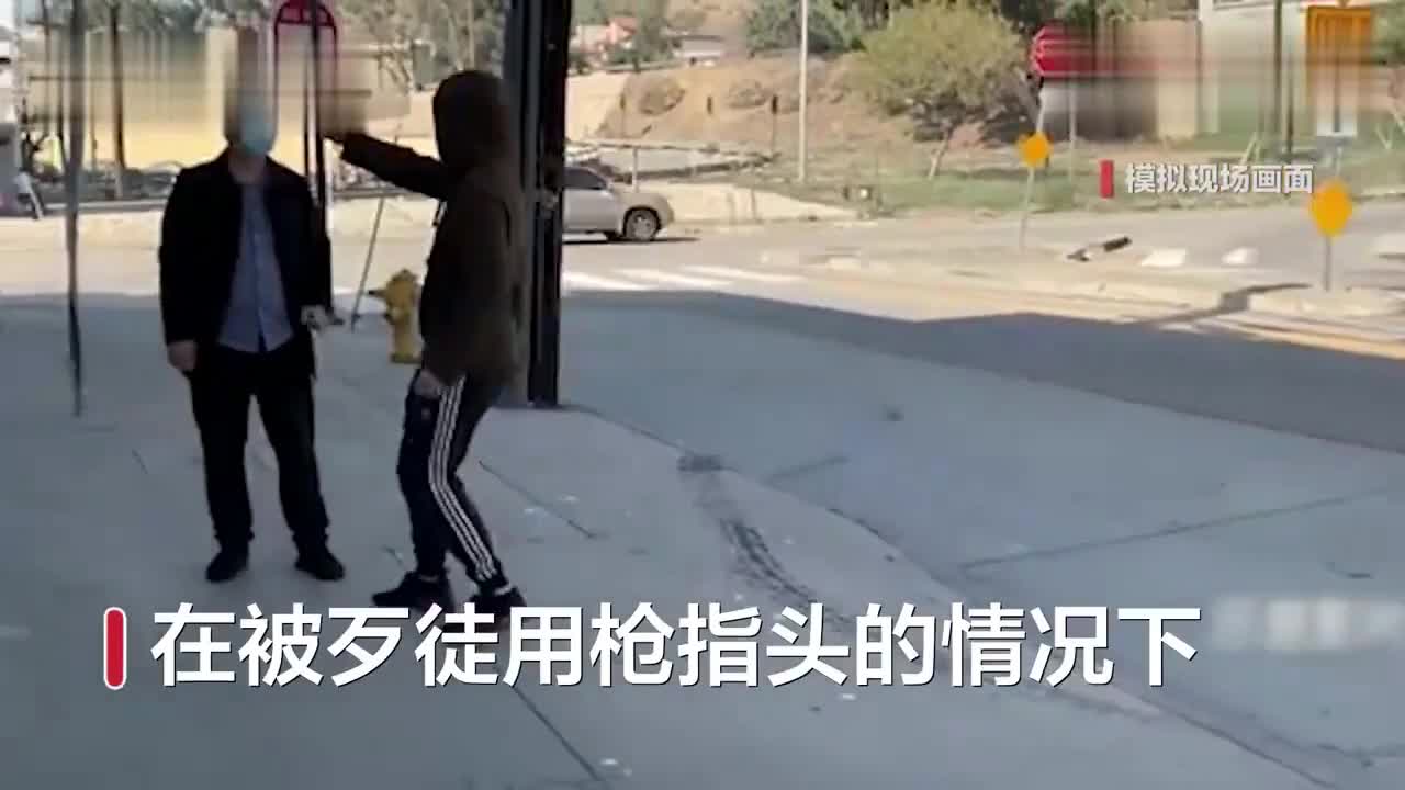 Mới- nóng - Clip: Bị cướp cầm súng uy hiếp, người đàn ông tung đòn kungfu hạ gục