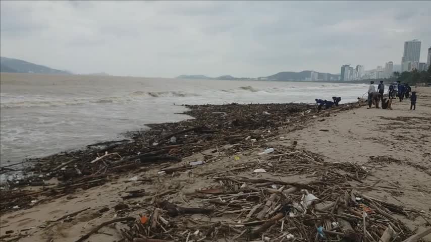 Dân sinh - Khánh Hòa: Bãi biển Nha Trang ngập rác sau mưa lũ (Hình 9).