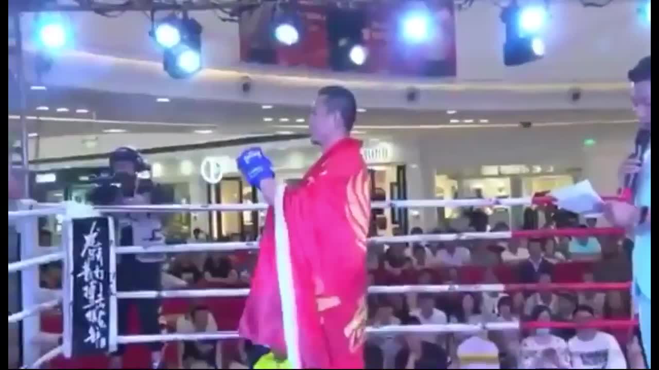 Giải trí - Clip: Thách đấu võ sĩ MMA, bản sao Lý Tiểu Long nhận cái kết muối mặt
