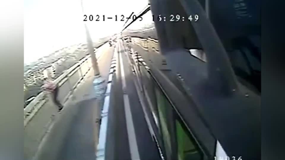 Mới- nóng - Clip: Tài xế lao khỏi xe buýt, cứu sống người phụ nữ định nhảy cầu