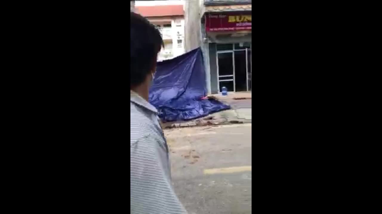 Mới- nóng - Clip: Kinh hoàng khoảnh khắc nhà 3 tầng bất ngờ đổ sập ở Lào Cai