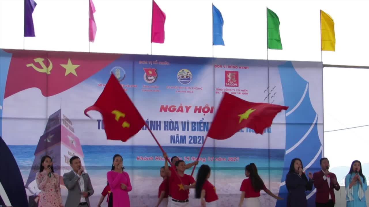 Dân sinh - Khánh Hòa: Tặng hàng ngàn áo phao, cờ Tổ quốc, túi y tế… cho ngư dân (Hình 9).