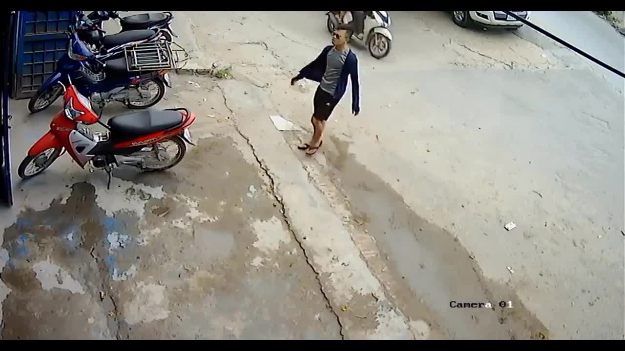 Mới- nóng - Clip: Trộm xe bị cô gái truy đuổi, nam thanh niên bỏ chạy mất dép