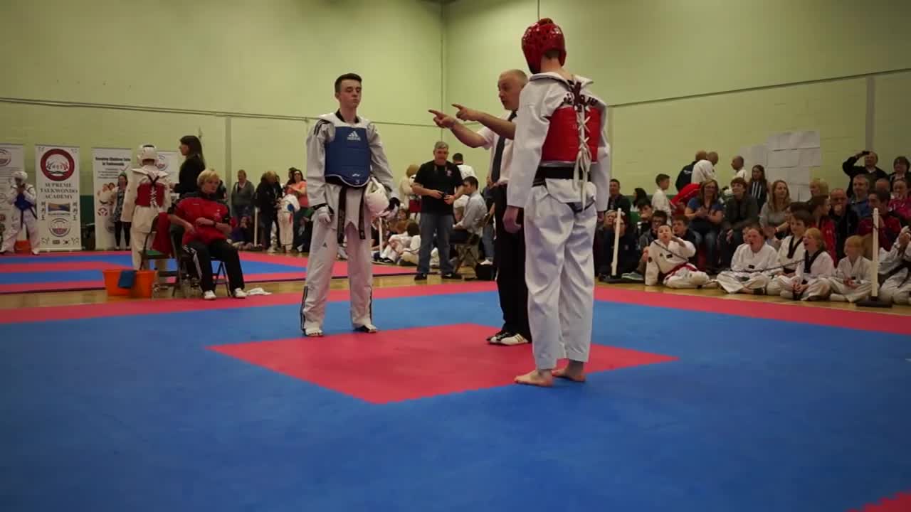 Giải trí - Clip: Cao thủ Taekwondo hạ knock out đối thủ bằng cú đá nhanh như chớp