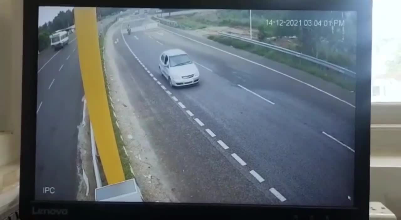 Mới- nóng - Clip: Xe tải lật nghiêng khi vào cua, 2 người đàn ông văng khỏi đầu xe