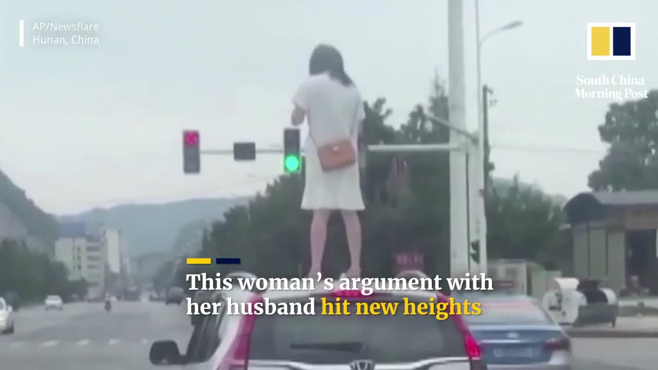 Mới- nóng - Clip: Giận chồng, vợ nhảy lên nóc xe đứng và cái kết hài hước