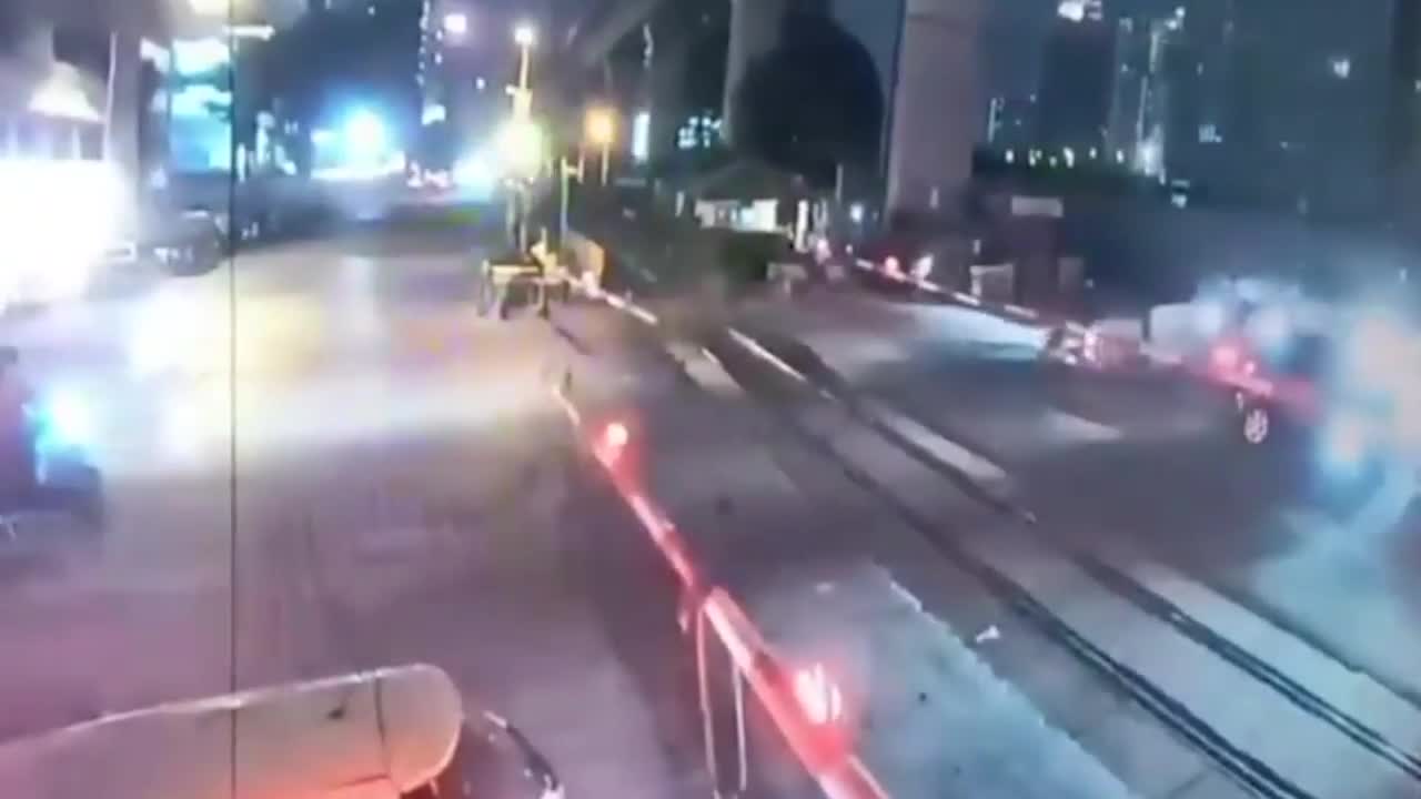 Video - Clip: Cố vượt qua đường ray, người đàn ông bị tàu hỏa đâm trúng