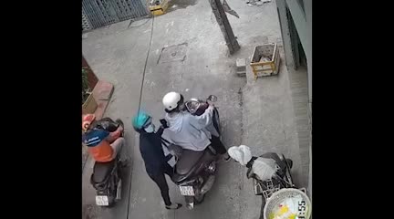 Video - Clip: Cướp giật túi xách, kéo người phụ nữ ngã sấp mặt xuống đường