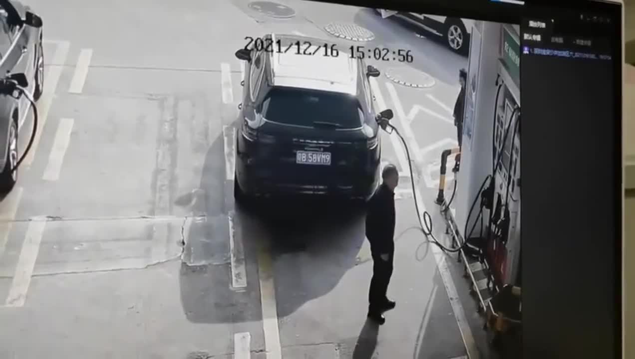 Video - Clip: Người đàn ông bất ngờ châm lửa đốt xe Porsche trong trạm xăng