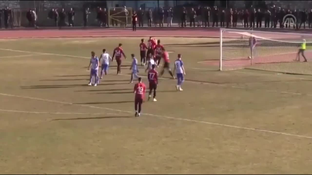 Video - Clip: Thủ môn nhận thẻ đỏ sau 2 lần cản phá penalty thành công