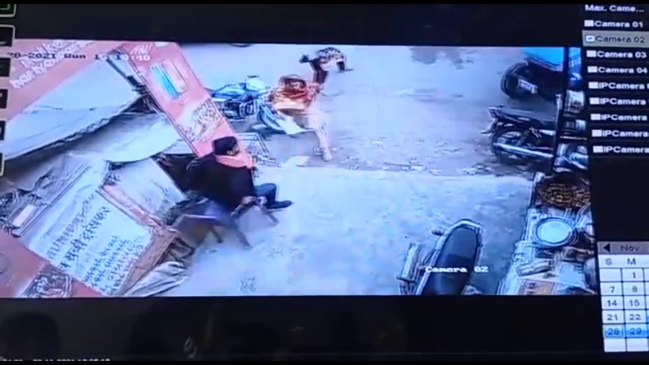 Mới- nóng - Clip: 2 đứa trẻ lái máy kéo lao vào nhà dân, 3 người hoảng hốt bỏ chạy