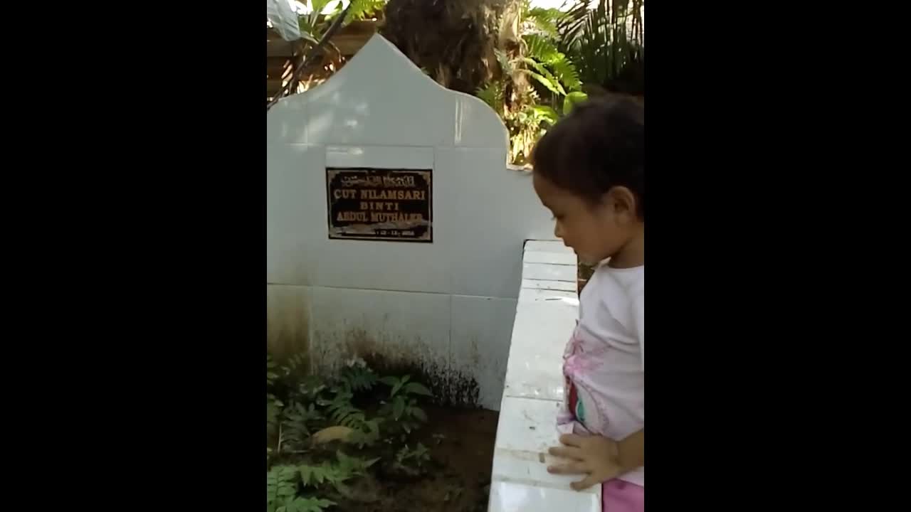 Giải trí - Clip: Rơi nước mắt cảnh bé gái đứng trước mộ liên tục gọi 'mẹ ơi'