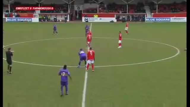 Video - Clip: Thủ môn gây sốc khi nhận thẻ đỏ chỉ sau 10 giây thi đấu
