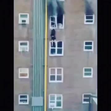Video - Clip: Chung cư bốc cháy, 2 thiếu niên tụt đường ống nước thoát thân