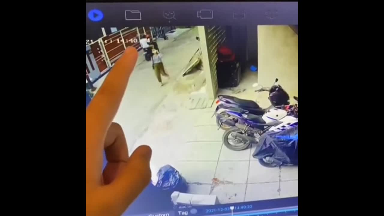 Video - Clip: Đi giật túi xách, 2 tên cướp ngớ người khi bị cô gái trộm mất xe