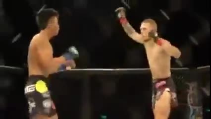 Video - Clip: Tung ra cú đá 'thần sầu', võ sĩ MMA khiến đối thủ bất tỉnh