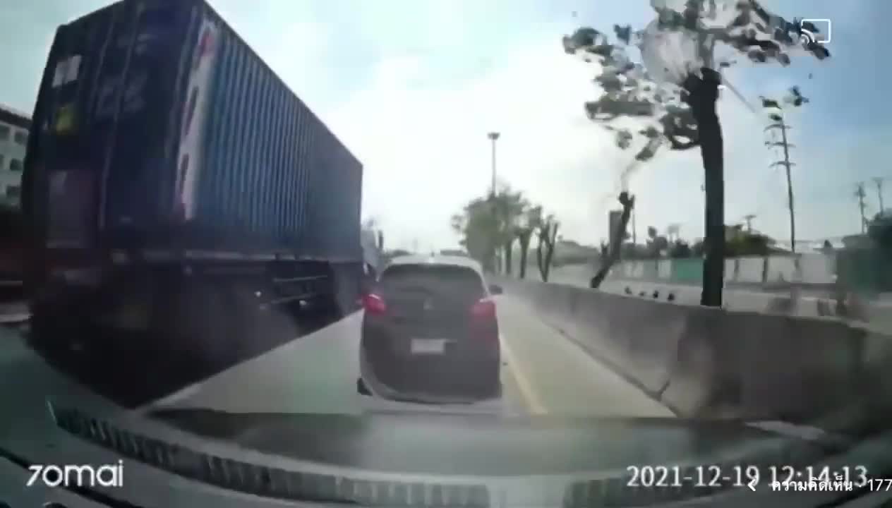 Video - Clip: Xe đầu kéo va trúng ô tô con khiến 2 mẹ con văng xuống đường 
