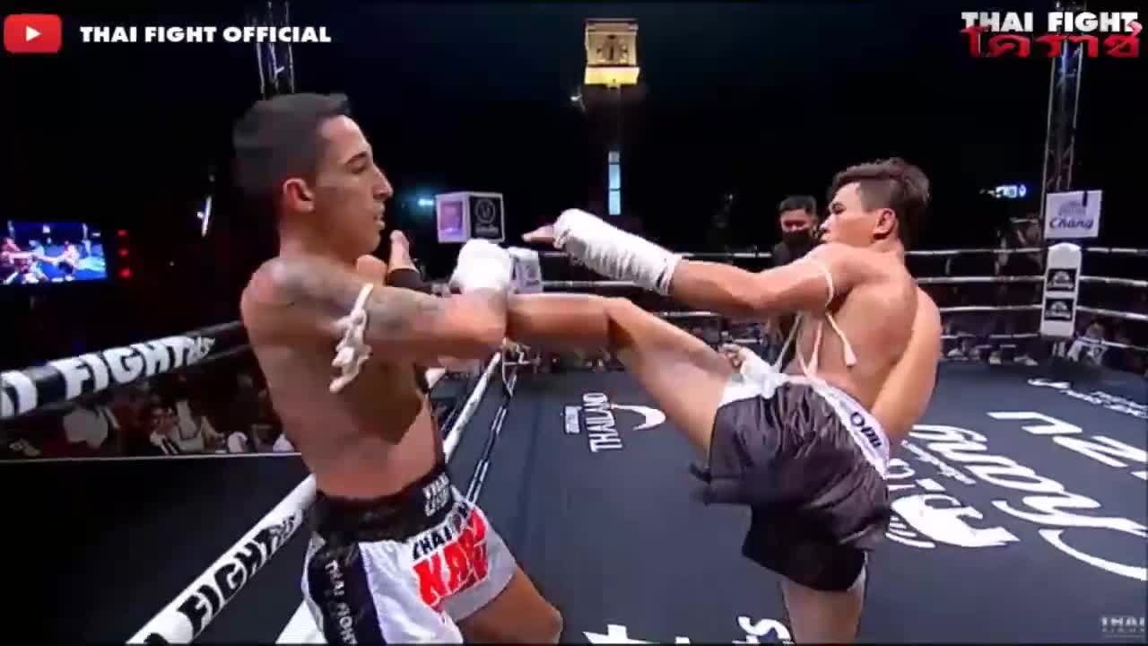 Video - Clip: Võ sĩ Muay Thái dùng 'đòn bẩn' để hạ knock out đối thủ