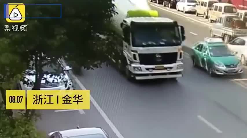Video - Clip: Bị xe bồn cán qua đầu, người phụ nữ vẫn thoát chết khó tin