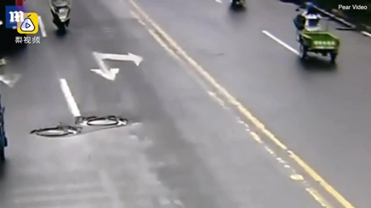 Video - Clip: Bị ô tô chèn trúng, người đàn ông vẫn đứng dậy đi tiếp