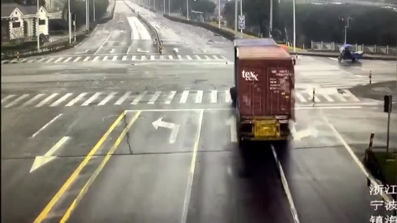 Video - Clip: Người đàn ông nhảy khỏi xe 3 gác, thoát cú tông của xe container